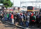 PENUMPANG KRL TERUS MENINGKAT