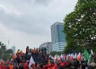 HARI INI GEDUNG DPR RI DIKELILINGI PULUHAN PENDEMO