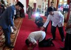 SUNGGUH TIDAK ELOK SEORANG MENTERI SUJUD DIDEPAN PADUKA RAJA JAWA